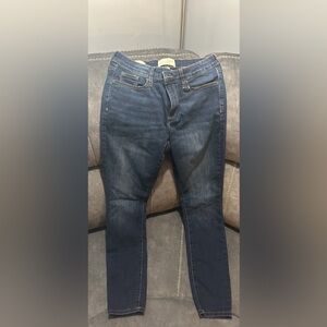 New - worn once
Mid rise skinny dark wash size 2/26R Universal Thread